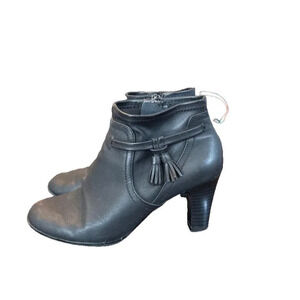 Women's Aerosoles Turquoise Tassel Accent Black Faux Leather Ankle Boots. Size 7